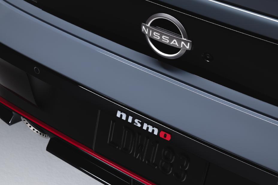 Photo détaillée du logo avant de la Nissan Z NISMO 2024