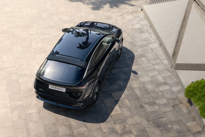 Blick aus der Vogelperspektive auf die Solarzellen in Heckfenster und Dach des Nissan Ariya Concept mit Solartechnologie