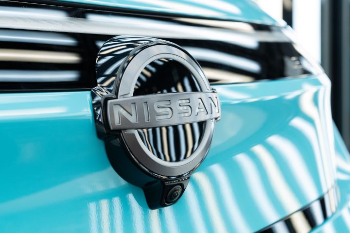 Nahaufnahme eines Nissan-Emblems auf der Fronthaube eines Nissan LEAF
