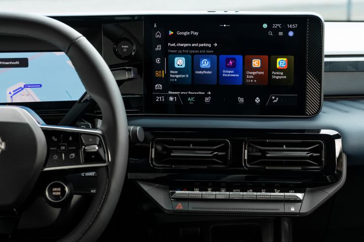 Google App auf dem Infotainmentbildschirm im Interieur des neuen Nissan Micra