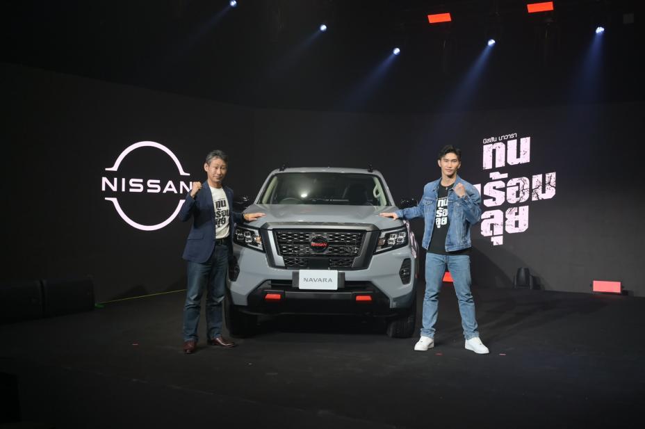 Nissan President and Tawanchai posed with Nissan Navara