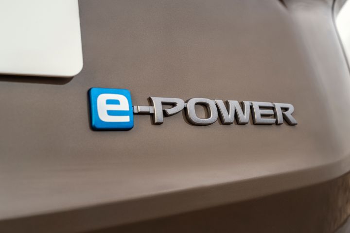 Nahaufnahme des neuen 2026 Nissan X‑Trail mit dem Emblem „e‑POWER“. Das Emblem unterstreicht die elektrifizierte Hybridantriebstechnologie des X‑Trail.