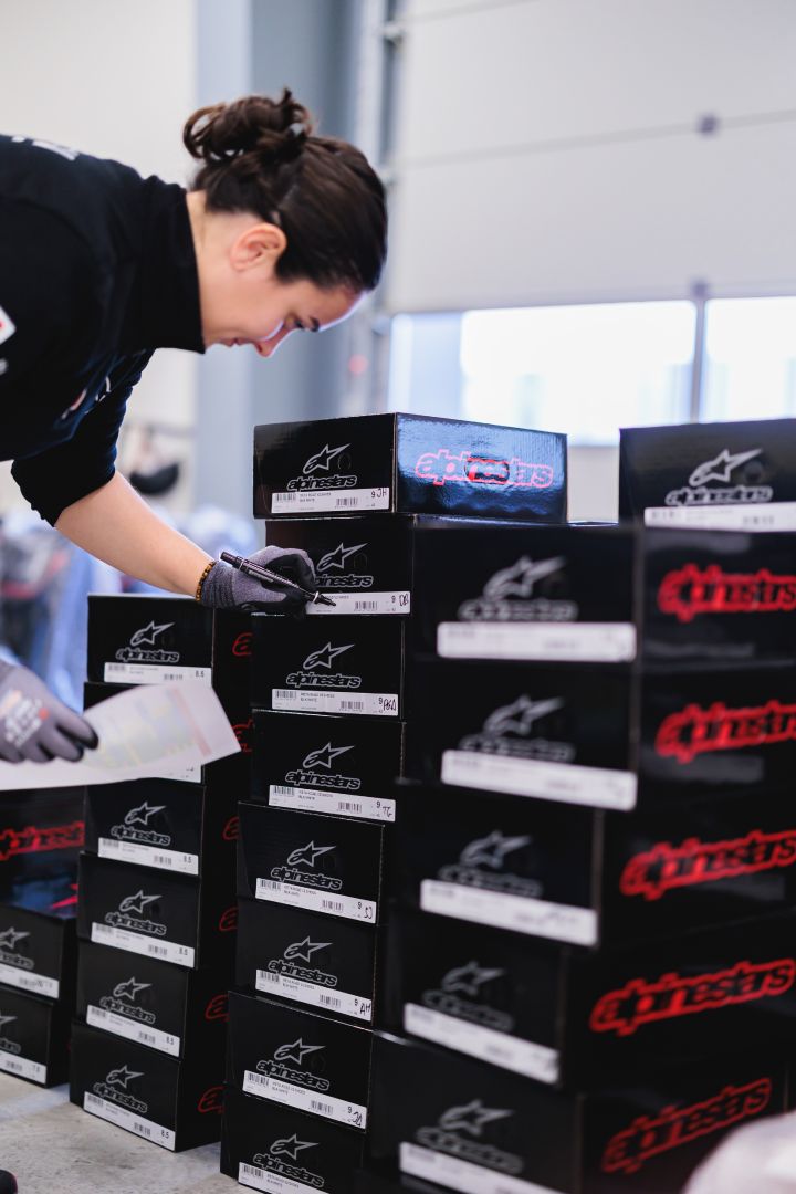 Eine Nissan Mitarbeiterin beschriftet schwarze Boxen im Nissan Formel E Headquarter