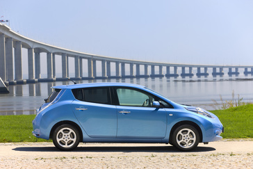 100% Electric Nissan LEAF Picks Up European Car of the Year 2011 Trophy