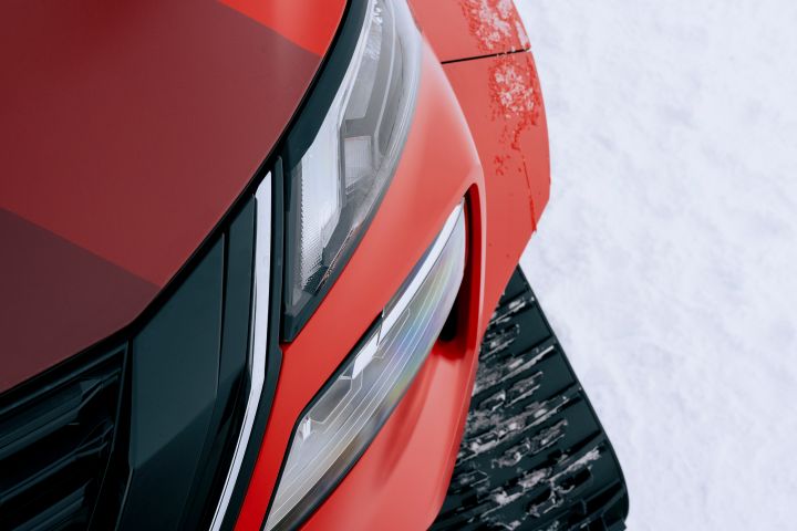Focus on a front lamp of Nissan X‑Trail Mountain Rescue