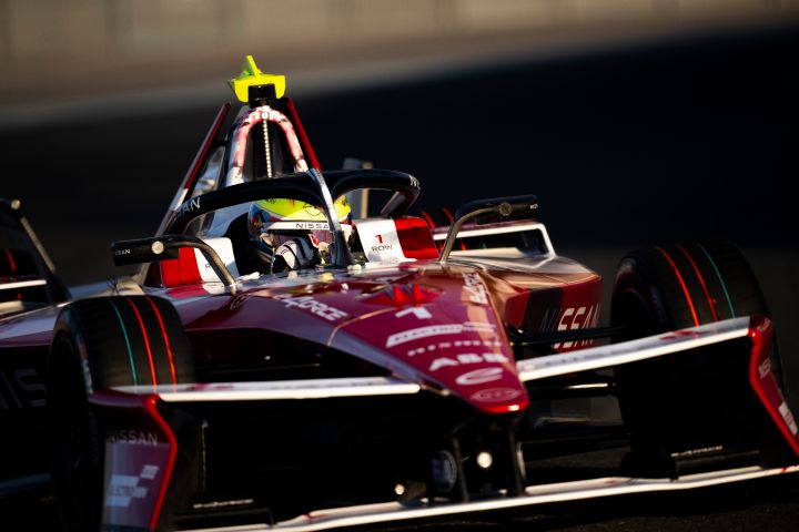 Frontale Nahaufnahme des Nissan Formula E Rennwagens von Oliver Rowland mit der Startnummer 1
