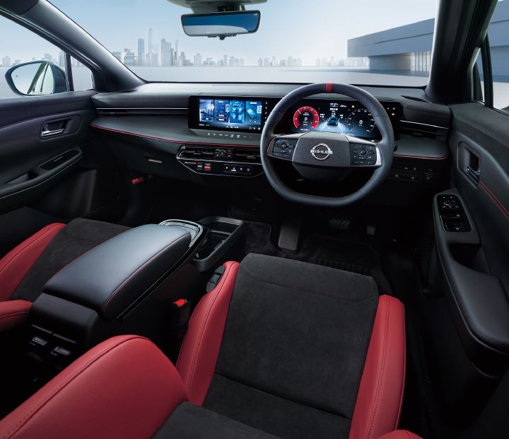 Image statique du poste de conduite de la LEAF NISMO avec les sièges Recaro