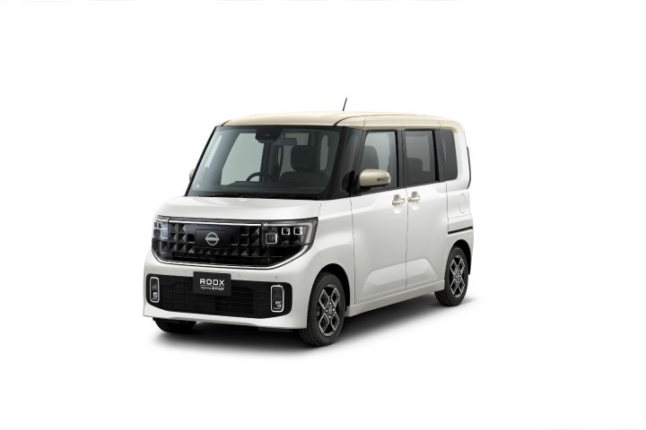 A white pearl_frozen vanilla pearl_two-tone (body color) new Nissan Roox kei car (Highway Star) is positioned facing slightly to the front-left against a plain white background.