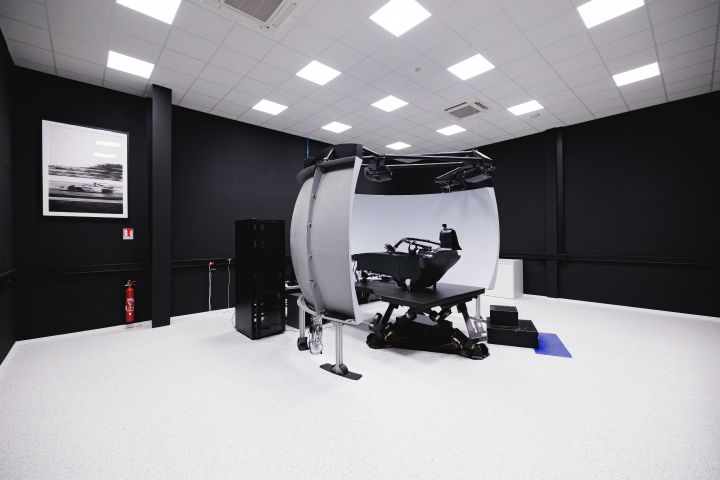 Nissan Formel E Rennsimulator mit Bildschirmen, die das Simulator-Cockpit umgeben