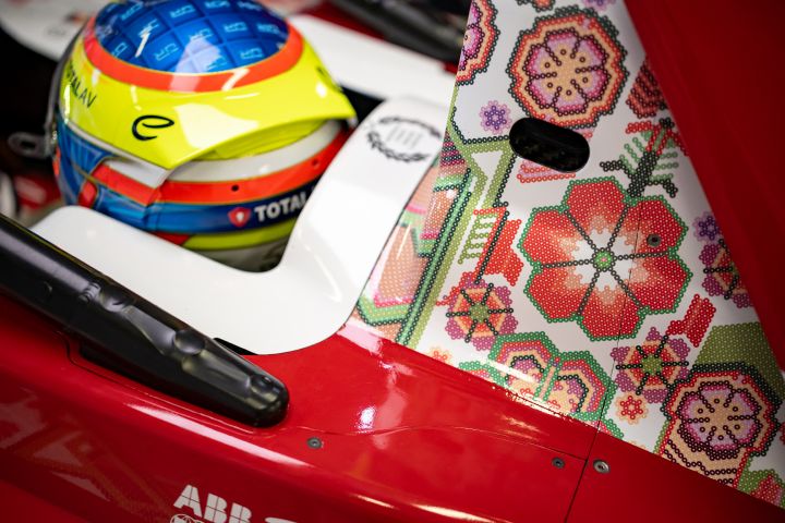 Nahaufnahme der Sonderlackierung des Nissan Formel-E-Teams mit mexikanischen Mustern