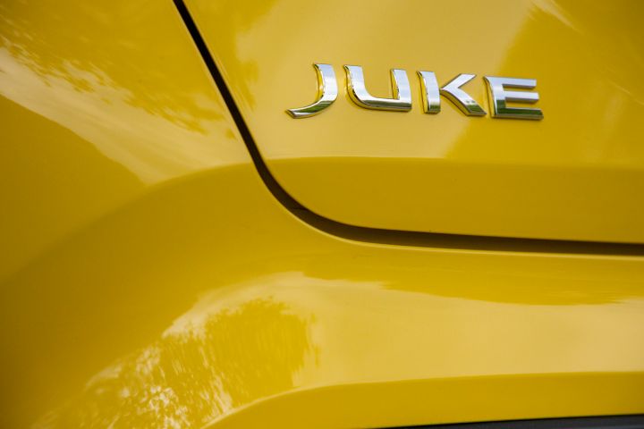Logo JUKE na tylnej klapie Nissana Juke