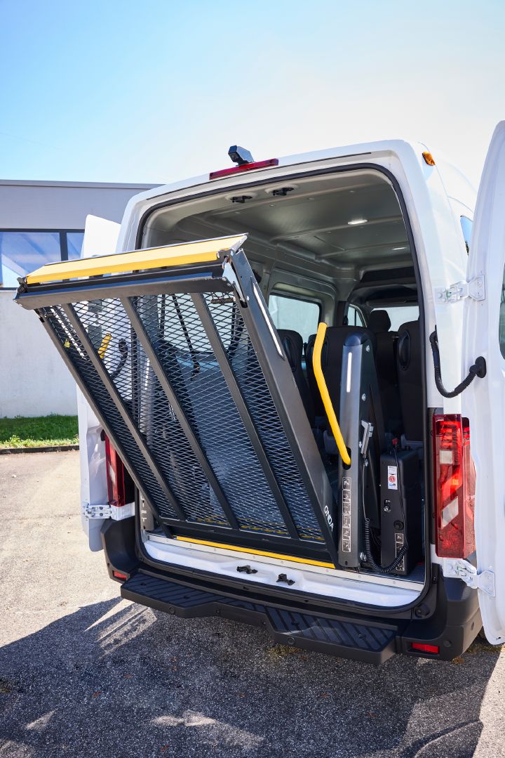 Detailaufnahme vom Rollstuhllift im Heck des Nissan Interstar-e mit MobiTEC Ausbau, die Rampe wird heruntergelassen