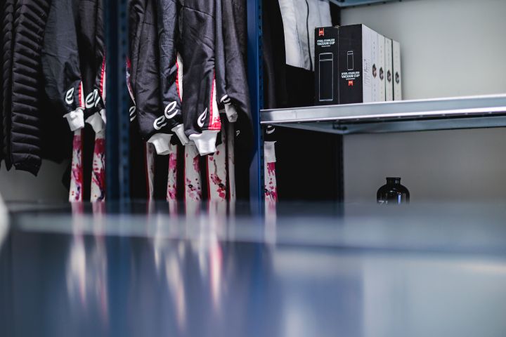 Schrank mit Nissan Formel E Rennanzügen