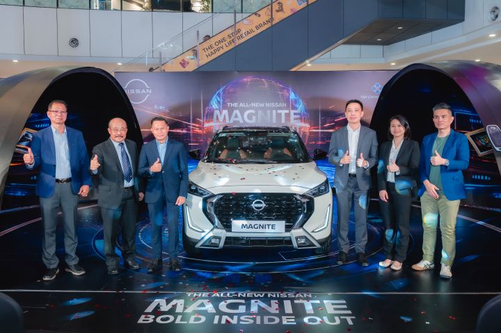 A group photo of VIP guests and Nissan ASEAN representatives posing with the new Nissan Magnite on the stage