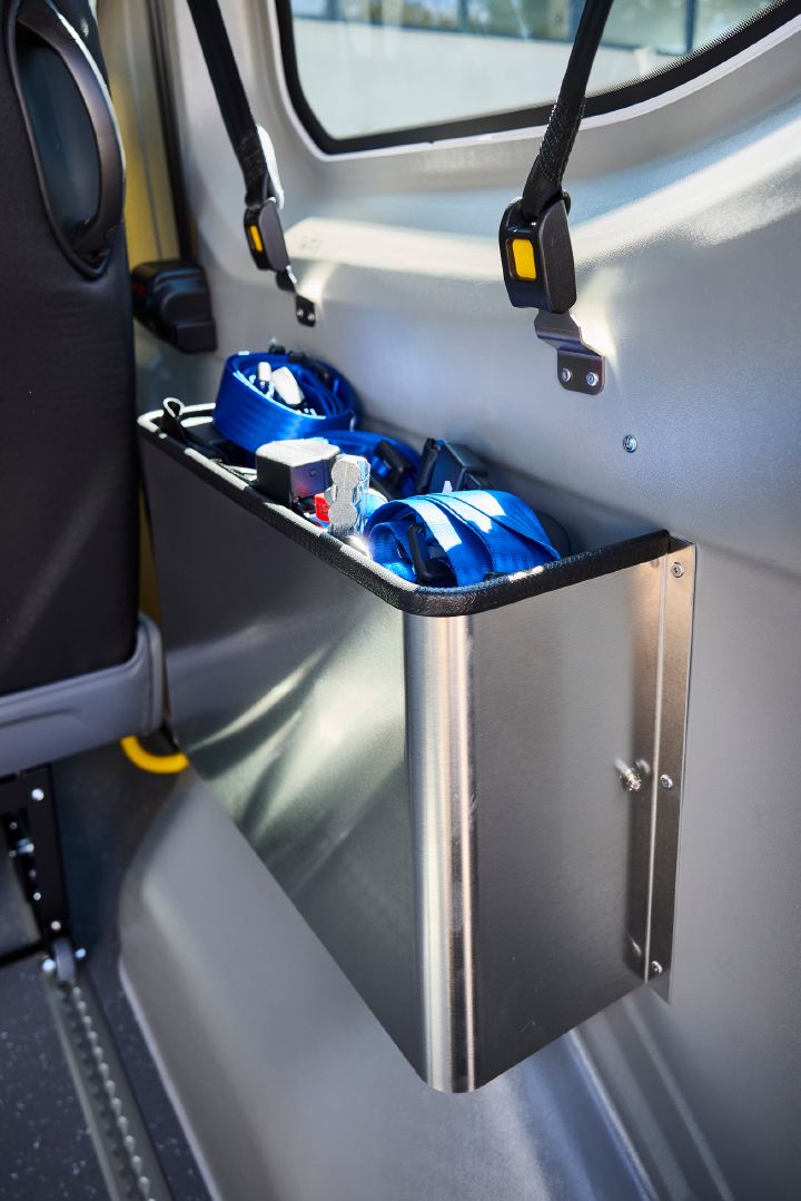 In einer Box im Heck des Nissan Interstar-e mit MobiTEC Ausbau sind verschiedene Spanngurte verstaut