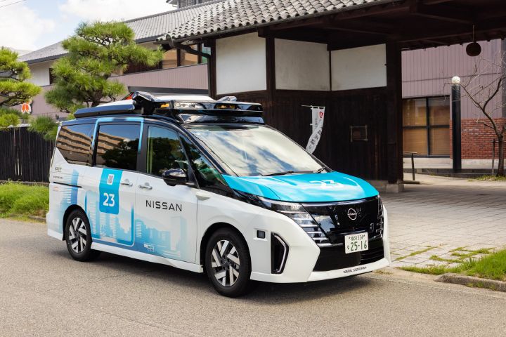 神戸・灘五郷エリアをテスト走行する、日産セレナを白と青でラッピングした自動運転テストカー