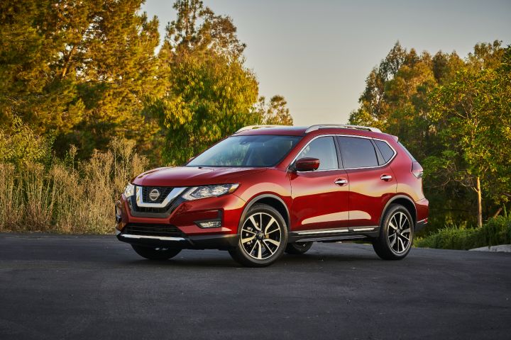 Vue avant gauche d’un Nissan Rogue 2020 stationné.