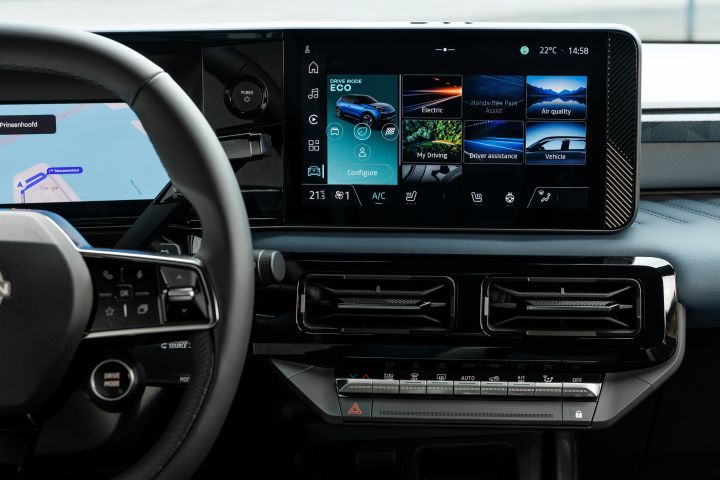 Verschiedene Kacheln für Funktionen auf dem zentralen Infotainmentbildschirm im neuen Nissan Micra
