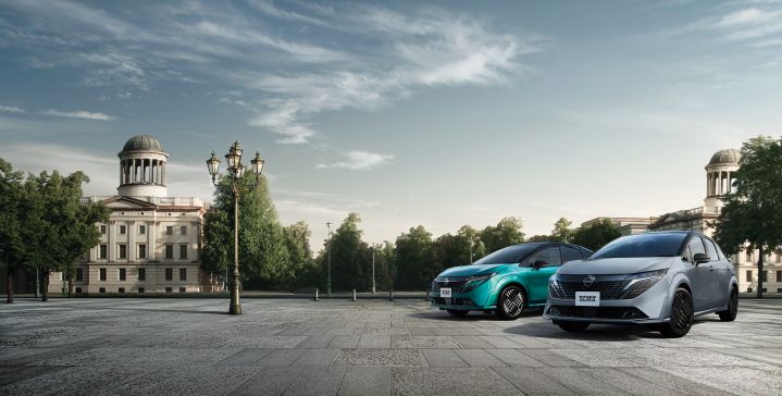 歴史的建築物を背景に並ぶ日産ノート オーラのエクステリアイメージ