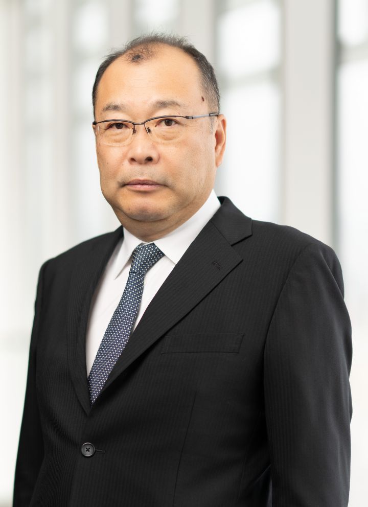 やまざき しょうへい_肖像写真（スーツにネクタイ、NISSAN社章）