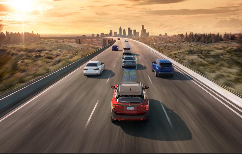 Novo Nissan Kicks em uma rodovia, rodeado de outros carros, mostrando o funcionamento do Safety Shield