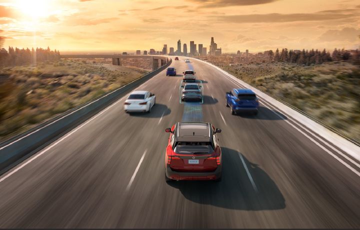 Novo Nissan Kicks em uma rodovia, rodeado de outros carros, mostrando o funcionamento do Safety Shield