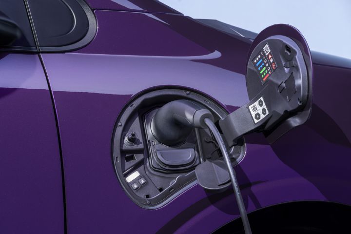 A fotografia mostra o compartimento de carregamento aberto de um Nissan PIXO, num carro roxo brilhante
