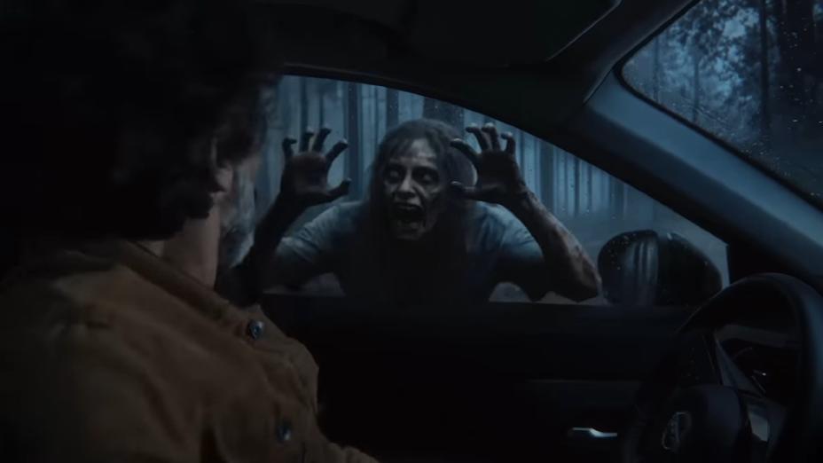 Frame do filme The Escape com um zumbi tentando invadir o novo Kicks