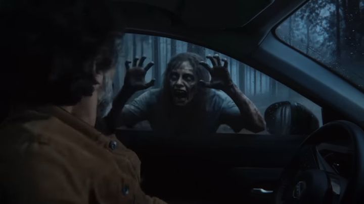 Frame do filme The Escape com um zumbi tentando invadir o novo Kicks