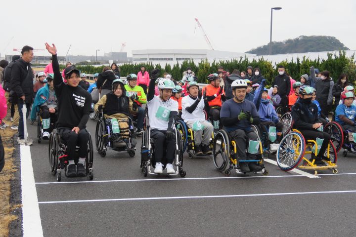 2024年2月に開催された大会の様子。車椅子に乗った参加者たちがスタートを切ろうとする瞬間