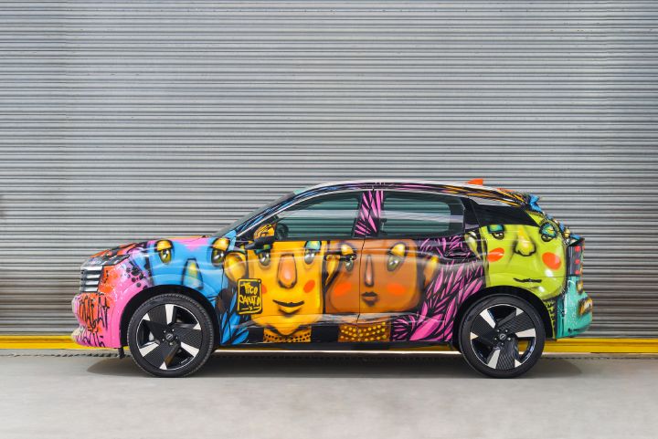Detalhes do Nissan Kicks grafitado pelo artista Tico Canato estacionado em uma garagem