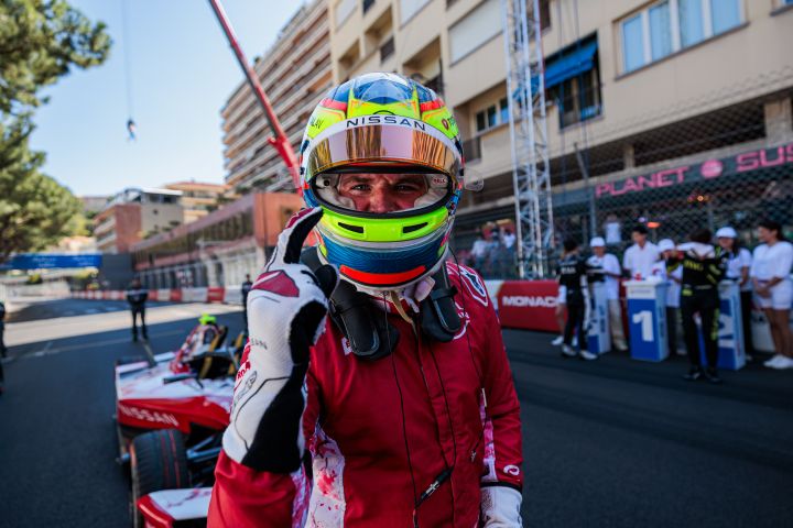 Oliver Rowland, der seinen gelben Helm aufhat und das Visier hochgeklappt hat, zeigt nach seinem Sieg beim E-Prix von Monaco die Nummer 1.