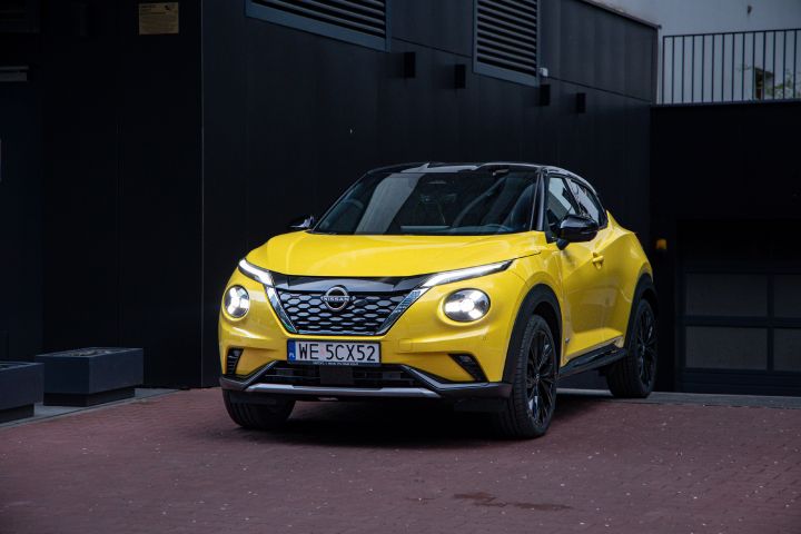 Żółty Nissan Juke stojący przed budynkiem
