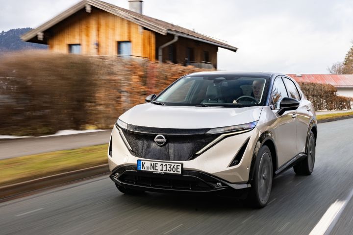 Silberfarbenes Elektroauto Nissan Ariya auf der Straße
