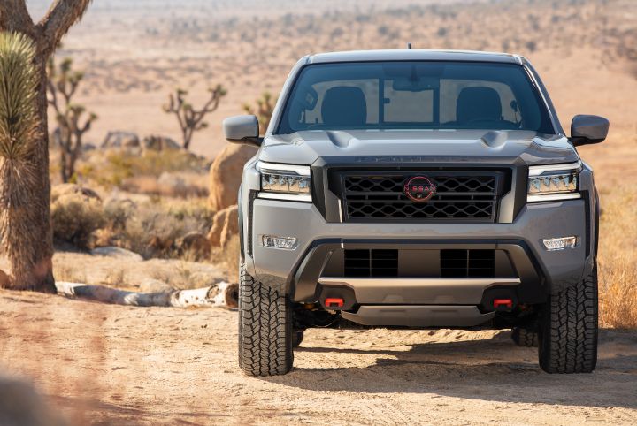 Nissan Frontier al aire libre en paisaje de desierto