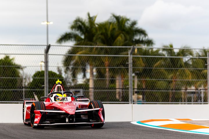 Oliver Rowland auf der Rennstrecke in Miami im Nissan e‑4ORCE 05 mit der Startnummer 1, im Hintergrund Palmen.