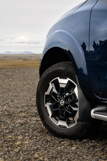 Nissan Navara Double Cab_Front wheel