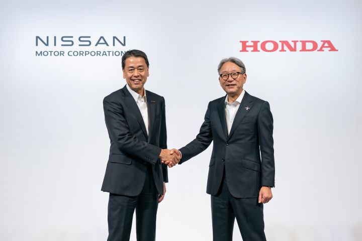 Executivos de Nissan e Honda apertando as mãos