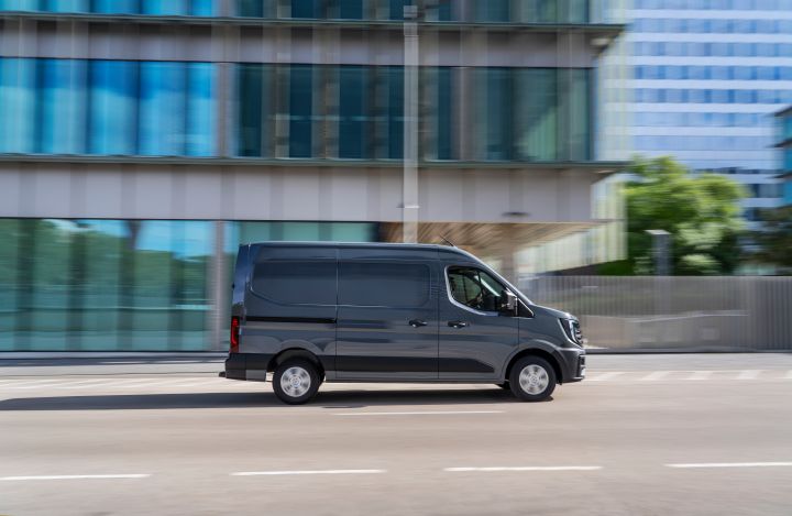 Dynamisk billede af ny Nissan Interstar fra siden