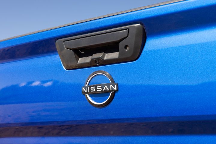 Close up of the Nissan logo and tailgate handle on the 2027 Nissan Frontier Sport Edition.