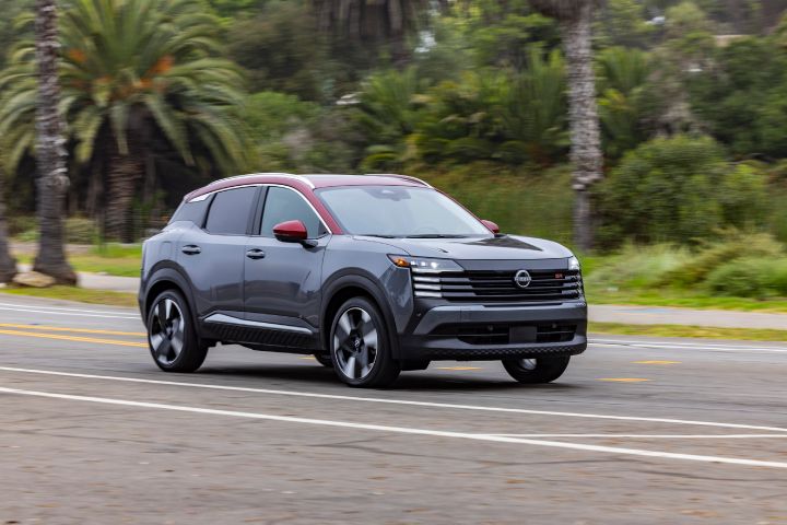 Front right 3/4 angle of a 2026 Nissan Kicks parked with palm trees behind.
