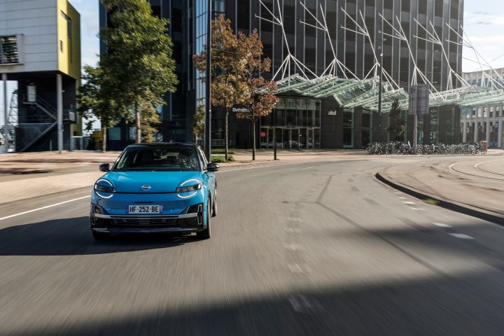 Frontale Fahraufnahme eines blauen Nissan Micra im Stadtverkehr von Rotterdam
