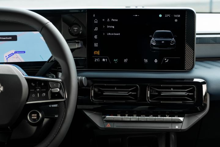 Innenraum des Nissan Micra mit Fokus auf den Infotainmentbildschirm mit einem Teil des Lenkrads