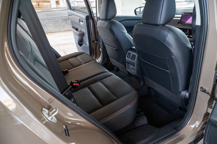 Blick durch die geöffneten hinteren Türen auf die Rücksitze des Nissan X‑Trail