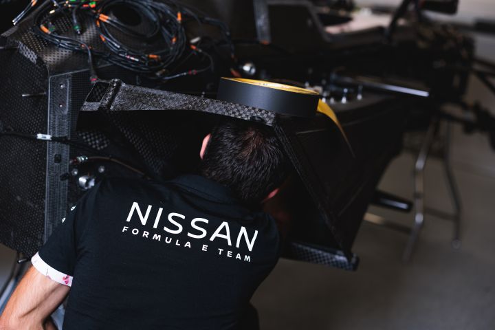 Ein Mann arbeitet an einem Nissan Formel E Rennwagen