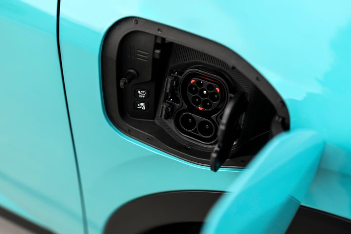 Detailaufnahme der geöffneten Ladeklappe an der Seite des neuen Nissan LEAF