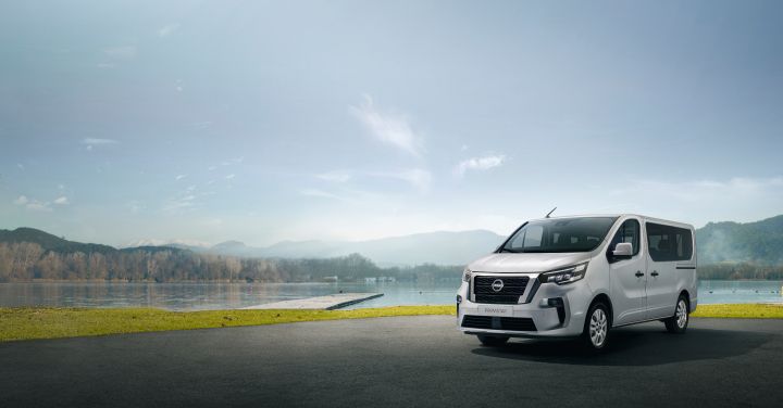 Veículo comercial Nissan PRIMASTAR com lago e árvores de fundo