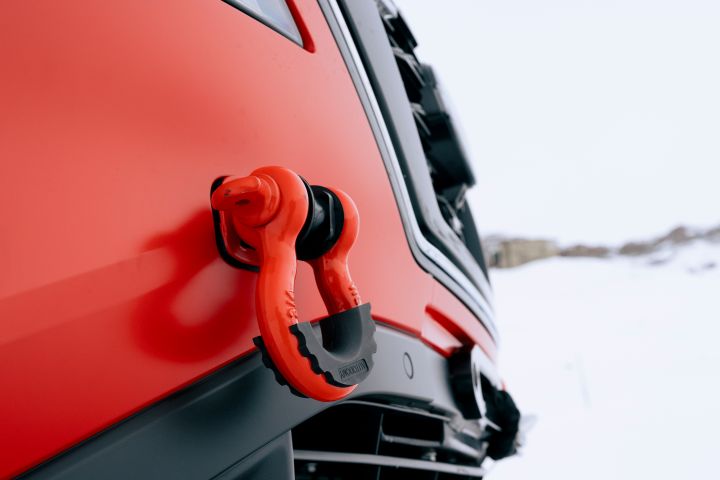 A hook on Nissan X‑Trail Mountain Rescue, a X‑Trail e‑4ORCE