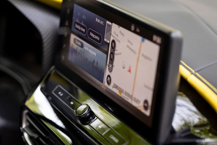 Zbliżenie na ekran systemu multimedialnego w Nissanie Juke