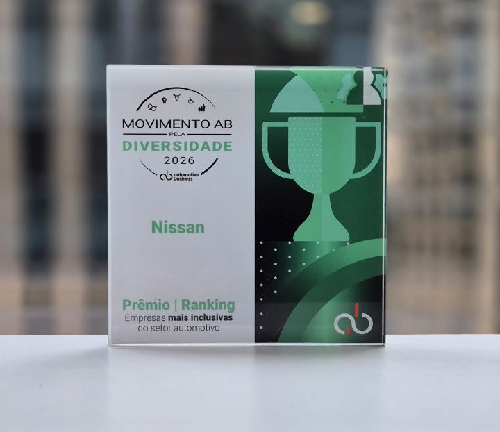 Imagem do troféu dado à Nissan pela Automotive Business em cima de